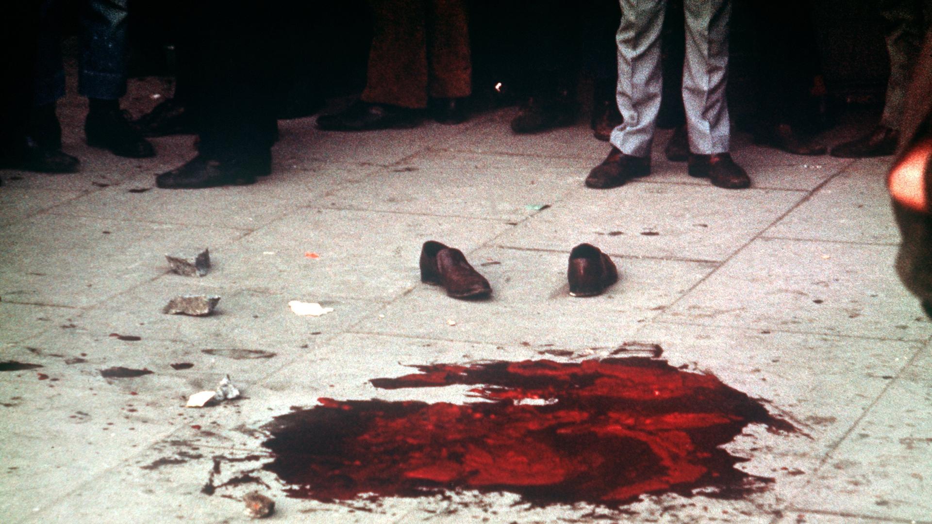 Boody Sunday in der nordirischen Stadt Derry am 30. Januar 1972: Ein Blutlache und ein Paar Halbschuhe markieren die Stelle, an der einer der Demonstranten ums Leben kam