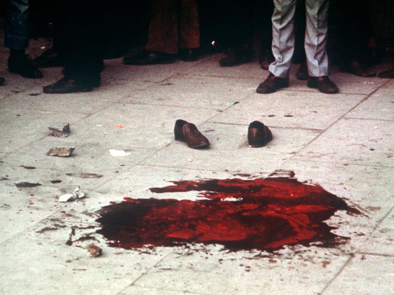 Boody Sunday in der nordirischen Stadt Derry am 30. Januar 1972: Ein Blutlache und ein Paar Halbschuhe markieren die Stelle, an der einer der Demonstranten ums Leben kam