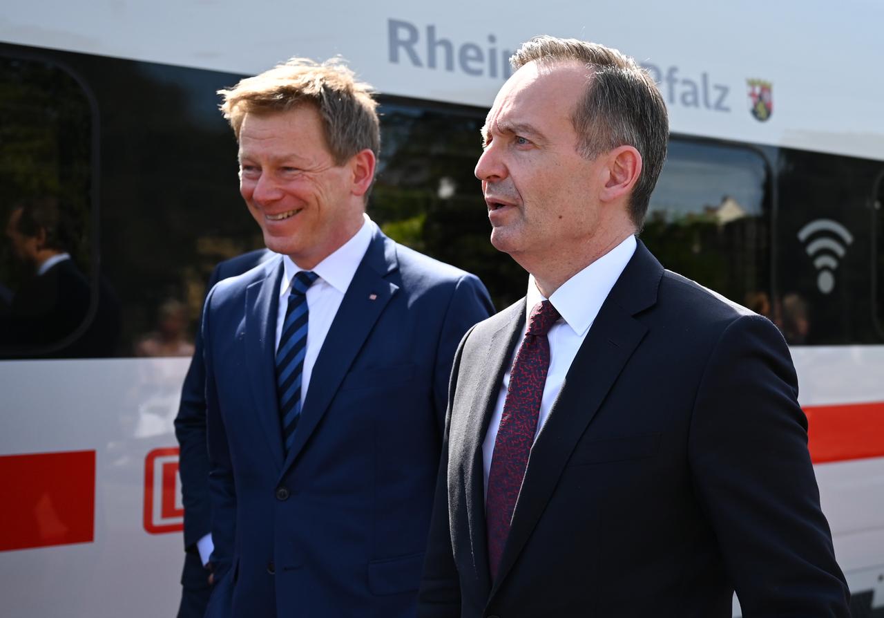 Volker Wissing (FDP, r), Bundesverkehrsminister, und Richard Lutz, Vorstandsvorsitzender der Deutschen Bahn (DB)