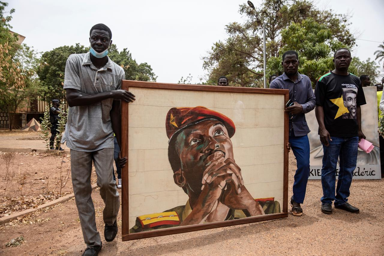 Menschen gedenken Thomas Sankara in Burkina Faso an dem Ort, an dem er ermordet wurde Menschen gedenken Thomas Sankara in Burkina Faso an dem Ort, an dem er ermordet wurde