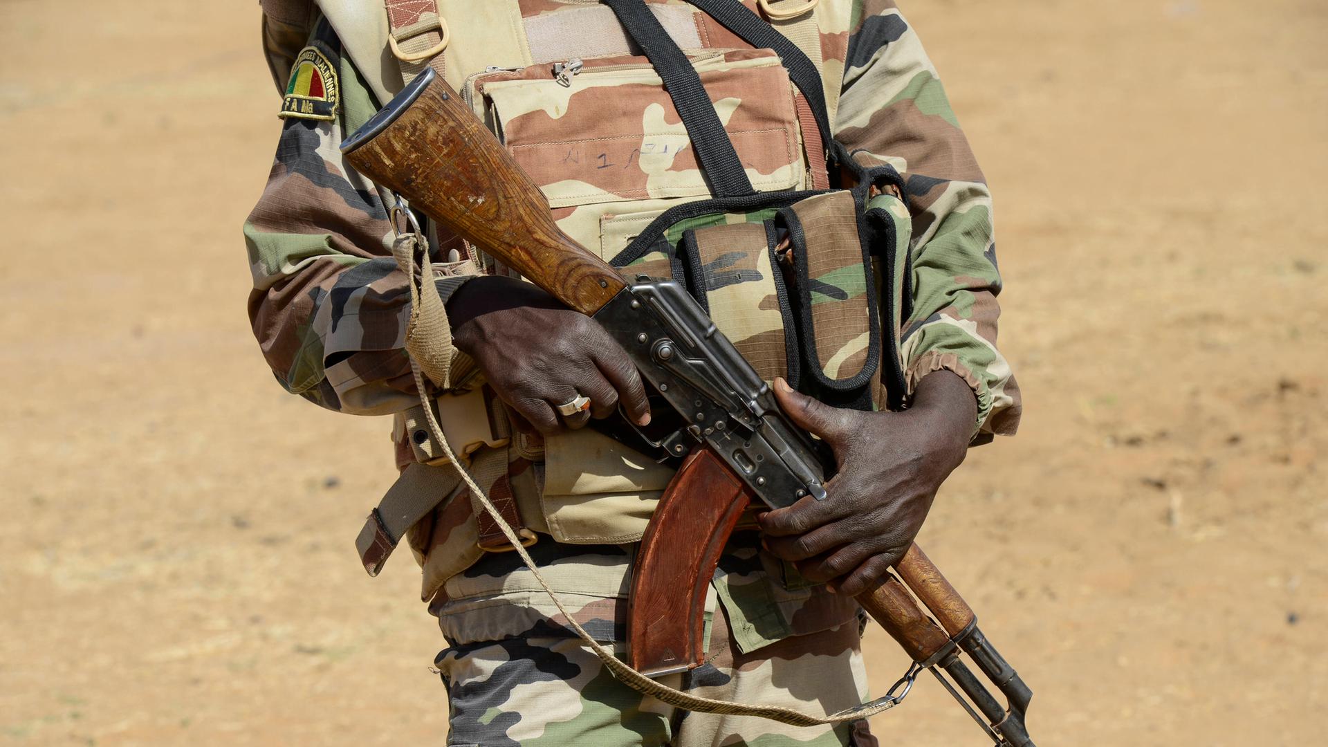 Soldat der malischen Armee mit Kalaschnikow AK-47 im Dorf Gao Soldat der malischen Armee mit Kalaschnikow AK-47 im Dorf Gao