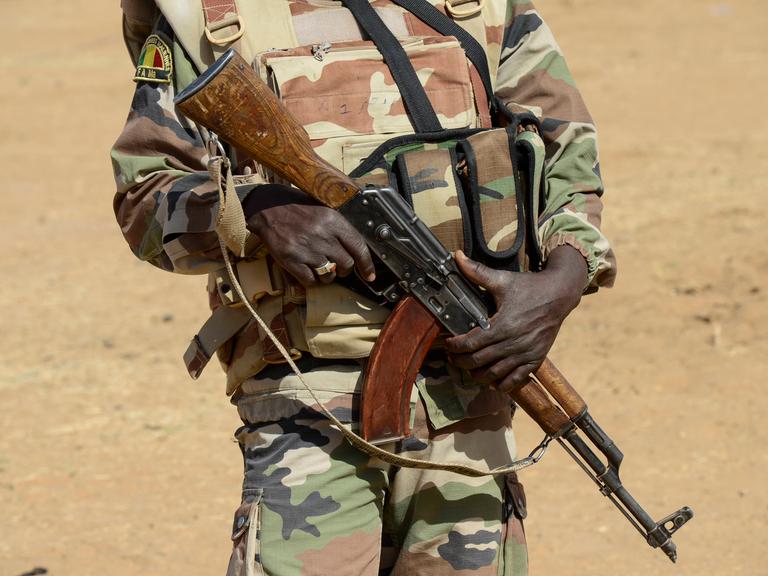 Soldat der malischen Armee mit Kalaschnikow AK-47 im Dorf Gao