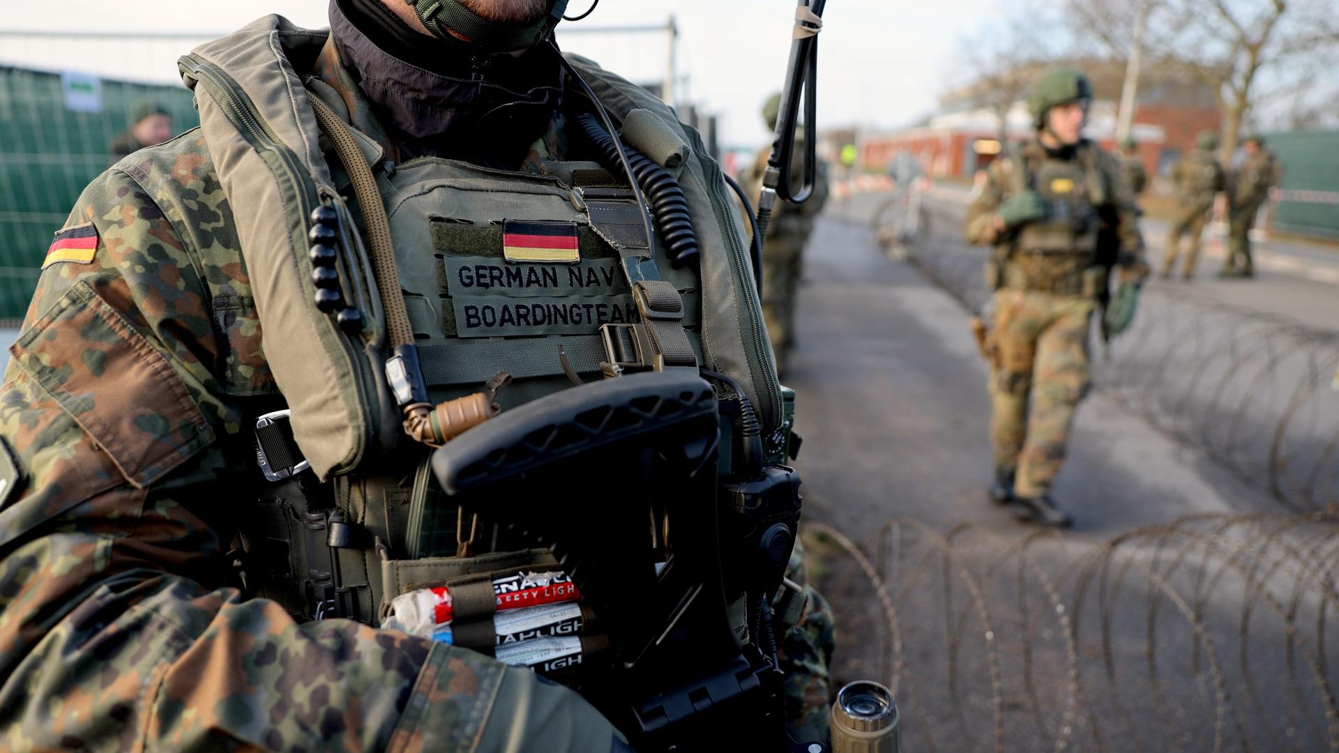 Marinesoldaten stehen an einem Checkpoint im Marinestützpunkt Eckernförde bei einem Manöver. Marinesoldaten stehen an einem Checkpoint im Marinestützpunkt Eckernförde bei einem Manöver.