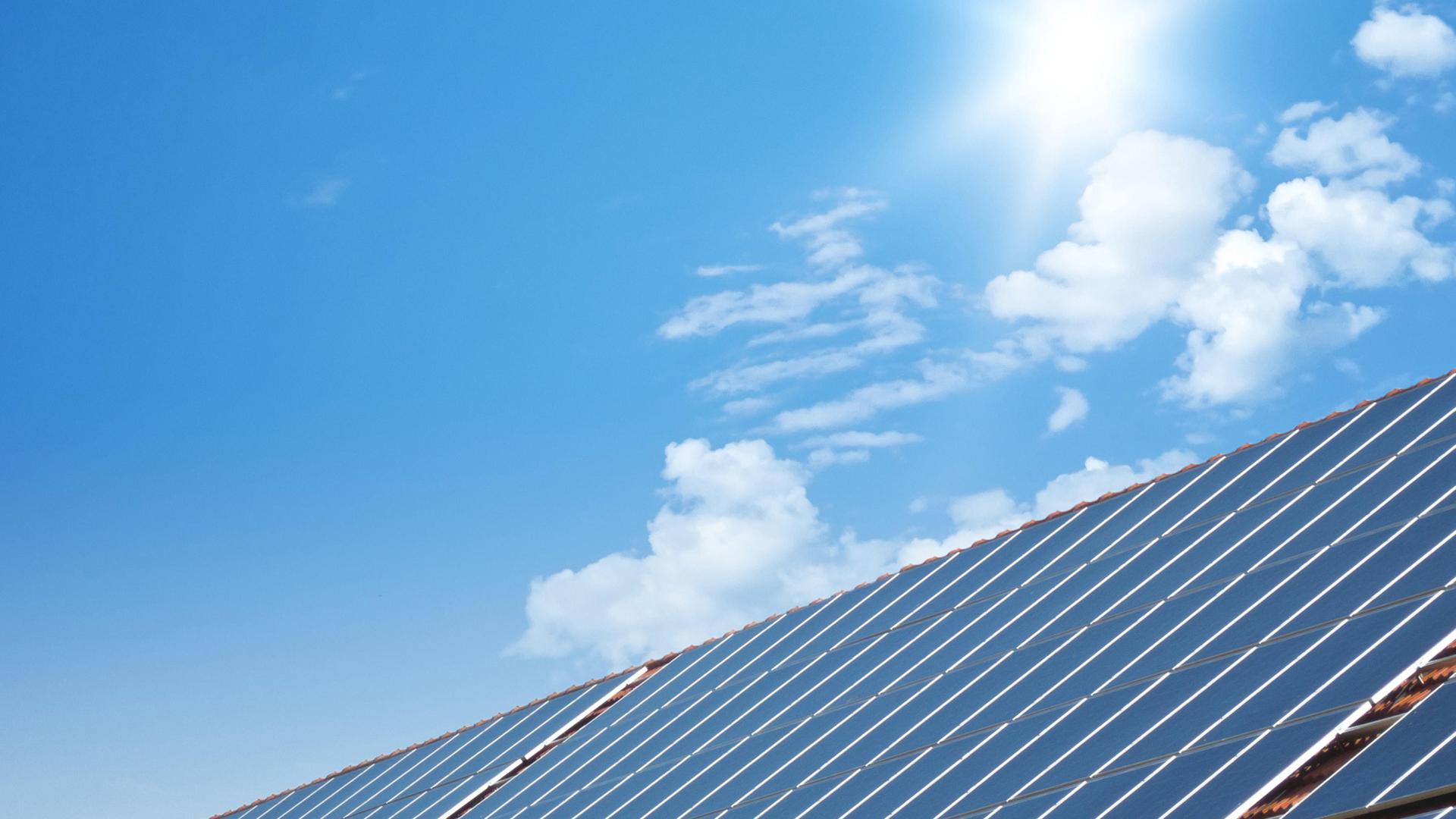 Solarpanels stehen im Freien, die Sonne scheint. Solarpanels stehen im Freien, die Sonne scheint.