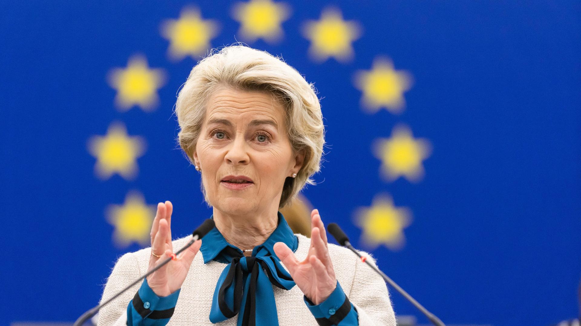 Ursula von der Leyen (CDU), Präsidentin der Europäischen Kommission, steht im Gebäude des Europäischen Parlaments und spricht. Auf der Agenda der viertägigen Plenarwoche stehen für Mittwoch unter anderem die Wahl für eine Nachfolge von der in den Korruptionsskandal verwickelten Ex-Parlamentsvizepräsidentin Kaili. Zudem soll es eine Debatte zum letzten EU-Gipfel des vergangenen Jahres mit EU-Ratschef Michel und Kommissionspräsidentin von der Leyen sowie zu Gefahren durch rechtsextreme Terroristen auch mit Blick auf die Reichsbürger-Razzia in Deutschland geben. Ursula von der Leyen (CDU), Präsidentin der Europäischen Kommission, steht im Gebäude des Europäischen Parlaments und spricht. Auf der Agenda der viertägigen Plenarwoche stehen für Mittwoch unter anderem die Wahl für eine Nachfolge von der in den Korruptionsskandal verwickelten Ex-Parlamentsvizepräsidentin Kaili. Zudem soll es eine Debatte zum letzten EU-Gipfel des vergangenen Jahres mit EU-Ratschef Michel und Kommissionspräsidentin von der Leyen sowie zu Gefahren durch rechtsextreme Terroristen auch mit Blick auf die Reichsbürger-Razzia in Deutschland geben.
