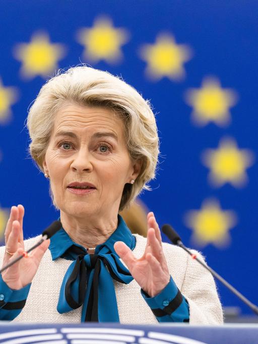 Ursula von der Leyen (CDU), Präsidentin der Europäischen Kommission, steht im Gebäude des Europäischen Parlaments und spricht. Auf der Agenda der viertägigen Plenarwoche stehen für Mittwoch unter anderem die Wahl für eine Nachfolge von der in den Korruptionsskandal verwickelten Ex-Parlamentsvizepräsidentin Kaili. Zudem soll es eine Debatte zum letzten EU-Gipfel des vergangenen Jahres mit EU-Ratschef Michel und Kommissionspräsidentin von der Leyen sowie zu Gefahren durch rechtsextreme Terroristen auch mit Blick auf die Reichsbürger-Razzia in Deutschland geben.