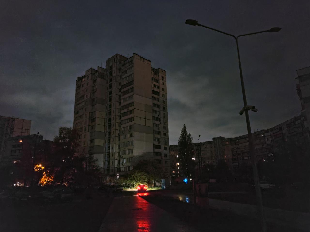 Wegen eines Stromausfalls ist ein Wohngebäude nicht beleuchtet. Wegen eines Stromausfalls ist ein Wohngebäude nicht beleuchtet.