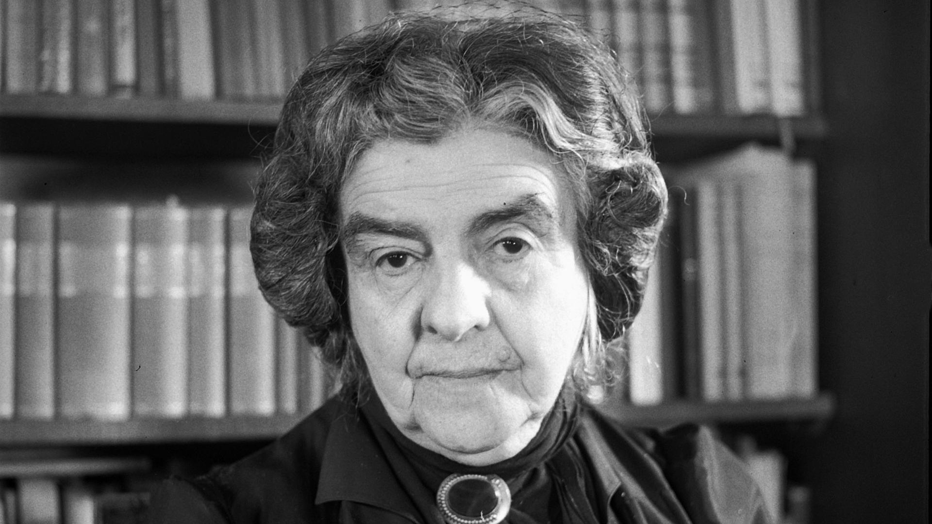 Porträt von Margarete Susman vor einem Bücherregal in Zürich 1947. Porträt von Margarete Susman vor einem Bücherregal in Zürich 1947.