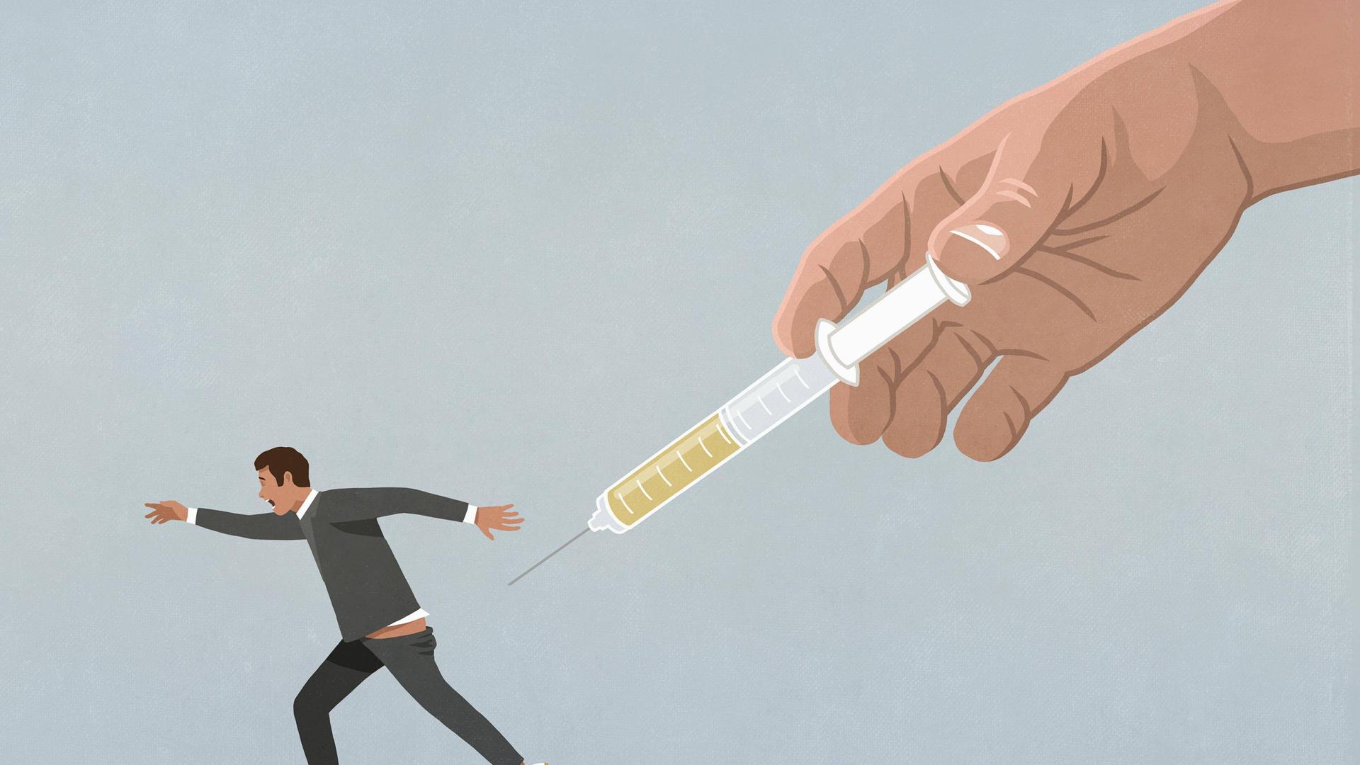 Illustration einer großen Hand mit Impfstoffspritze, die einen laufenden Mann verfolgt.
