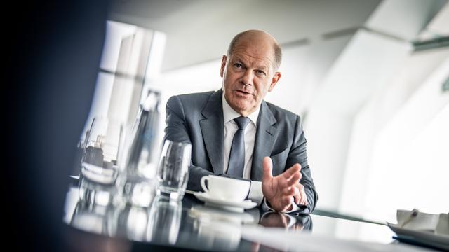 Bundeskanzler Olaf Scholz in seinem Büro im Bundeskanzleramt Bundeskanzler Olaf Scholz in seinem Büro im Bundeskanzleramt