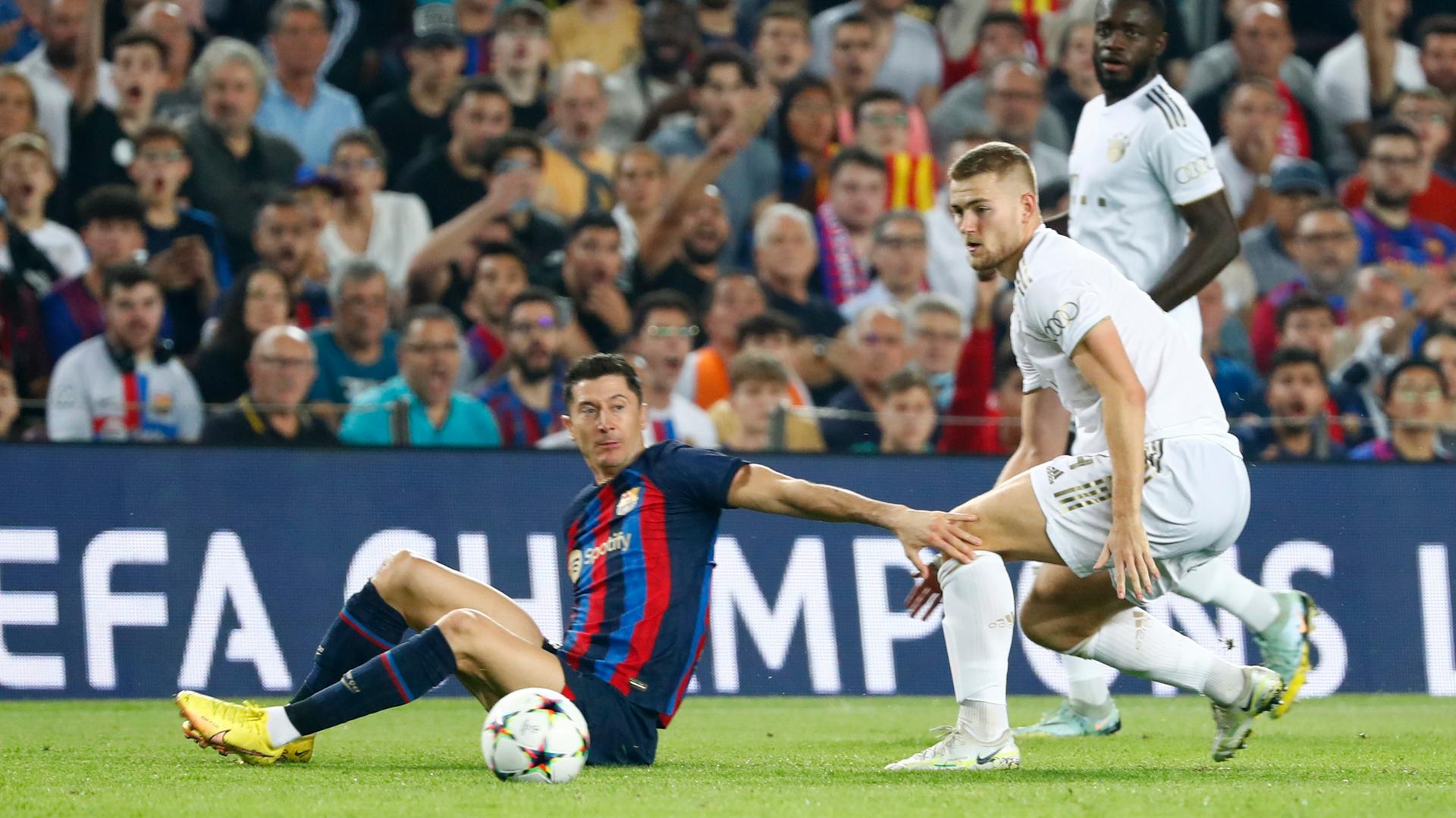Robert Lewandowski vom FC Barcelona und Matthijs de Ligt von Bayern München Robert Lewandowski vom FC Barcelona und Matthijs de Ligt von Bayern München