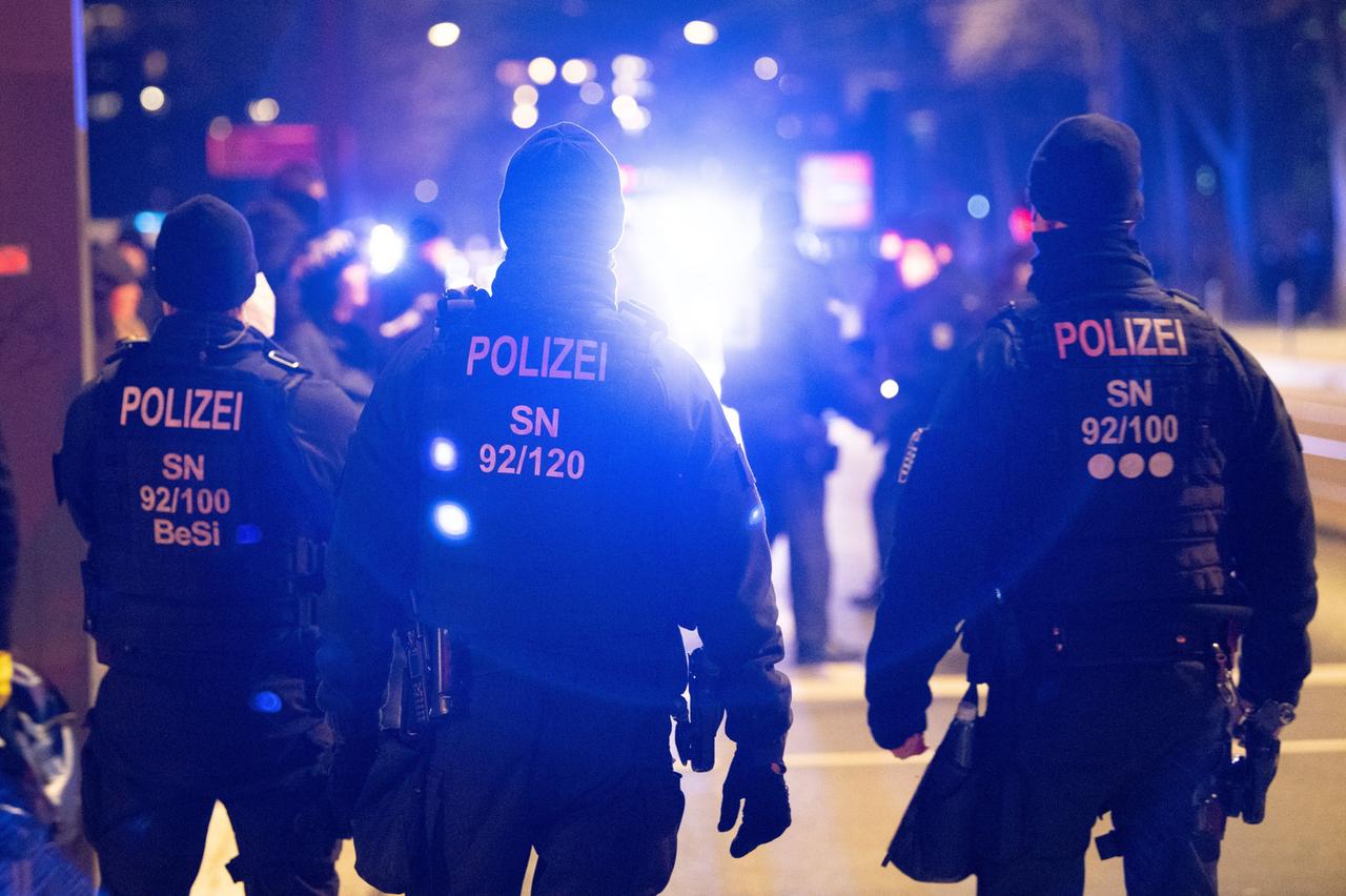 Polizisten beobachten eine Demonstration gegen die Corona-Maßnahmen in Dresden Polizisten beobachten eine Demonstration gegen die Corona-Maßnahmen in Dresden
