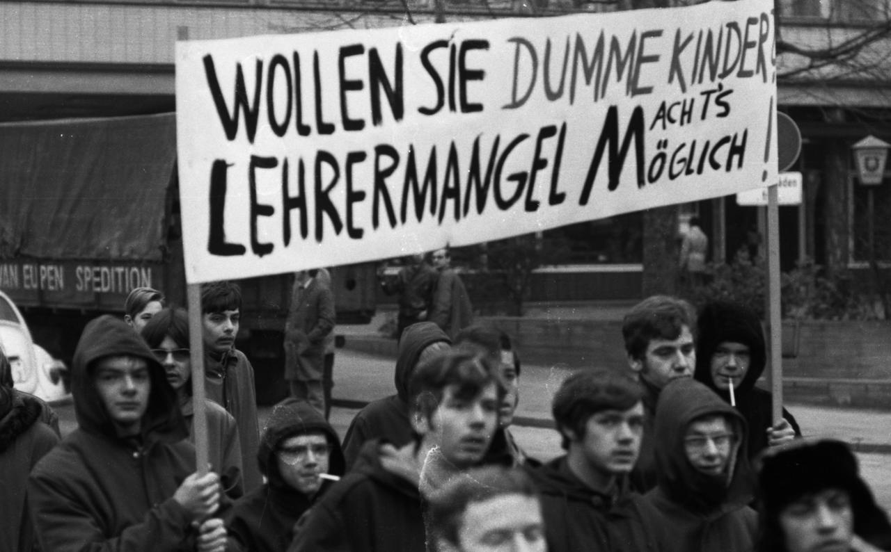 Schüler im Ruhrgebiet in den Jahren 1965 bis 1971 demonstrierten in den Ruhrstädten Dortmund, Essen und Bochum für bessere Bedingungen in der Bildung. Schüler im Ruhrgebiet in den Jahren 1965 bis 1971 demonstrierten in den Ruhrstädten Dortmund, Essen und Bochum für bessere Bedingungen in der Bildung.