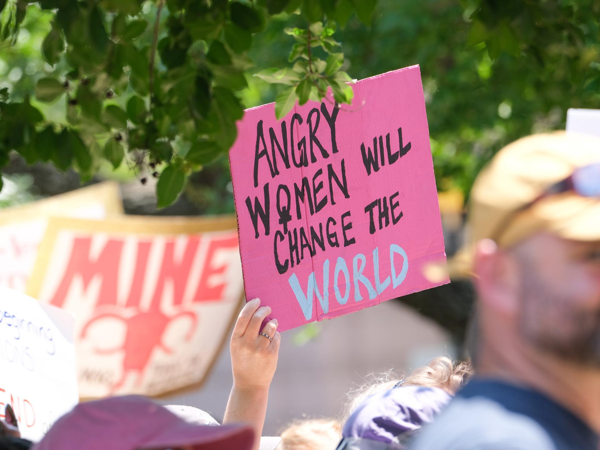 Eine Frau hält in Texas bei einer Demonstration für das Recht auf Abtreinung ein Plakat nach oben.