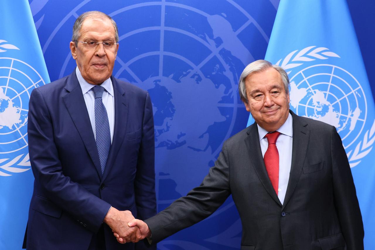Russlands Außenminister Sergei Lawrow (l) und UNO-Generalsekretär Antonio Guterres am Rande der UN-Vollversammlung in New York bei der 77. Sitzung der UN-Vollversammlung in New York Russlands Außenminister Sergei Lawrow (l) und UNO-Generalsekretär Antonio Guterres am Rande der UN-Vollversammlung in New York bei der 77. Sitzung der UN-Vollversammlung in New York