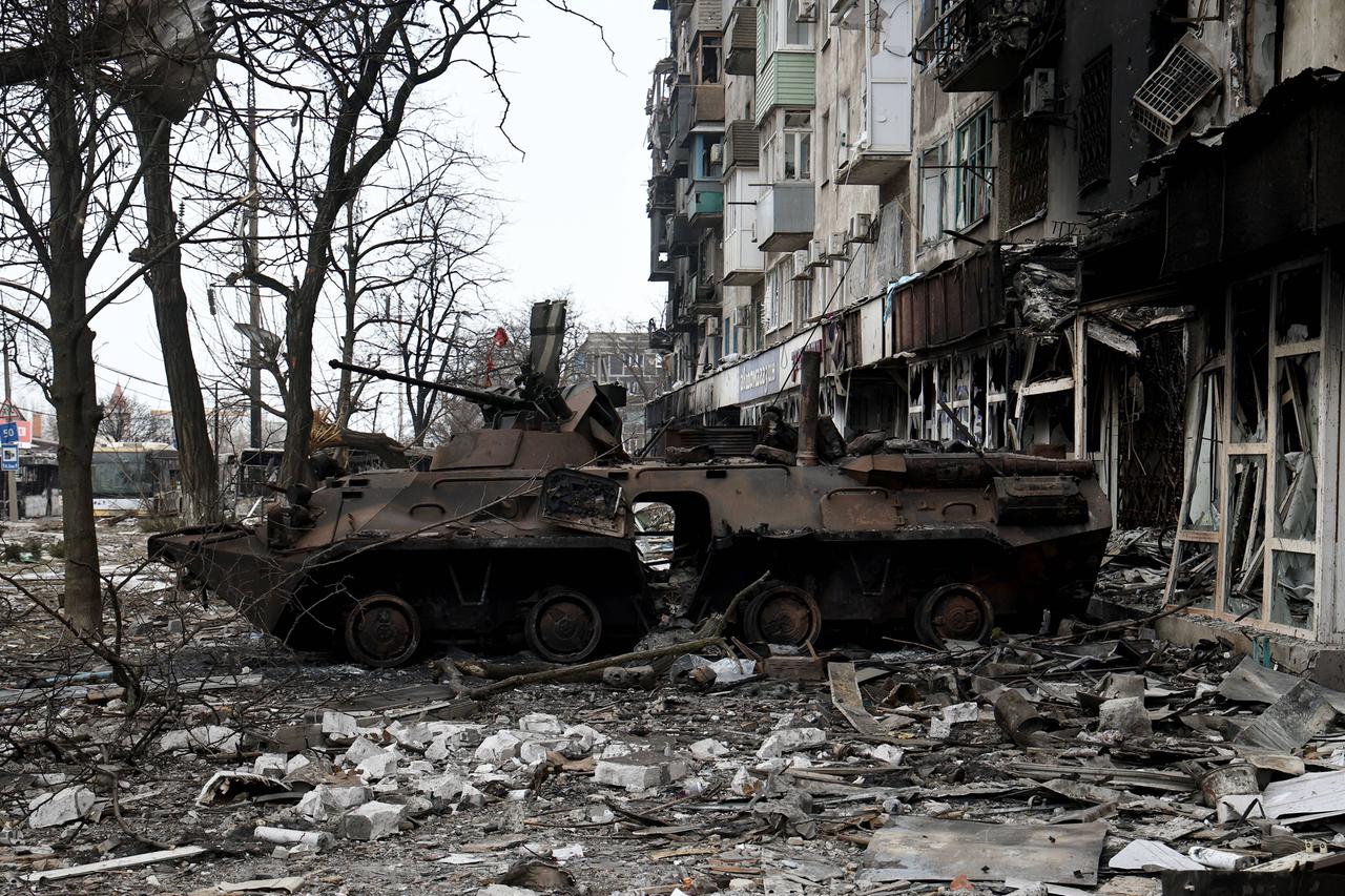 Ein zerstörtes Militärfahrzeug in Mariupol Ein zerstörtes Militärfahrzeug in Mariupol