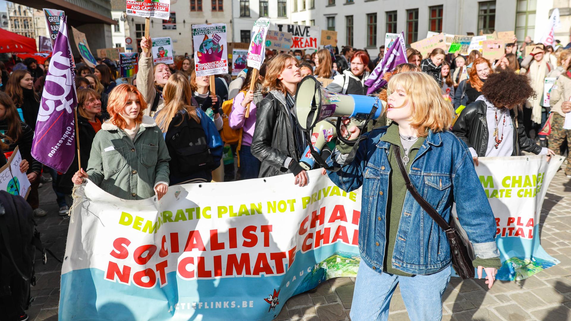 Junge Demonstrierende während eines Klimaprotests.