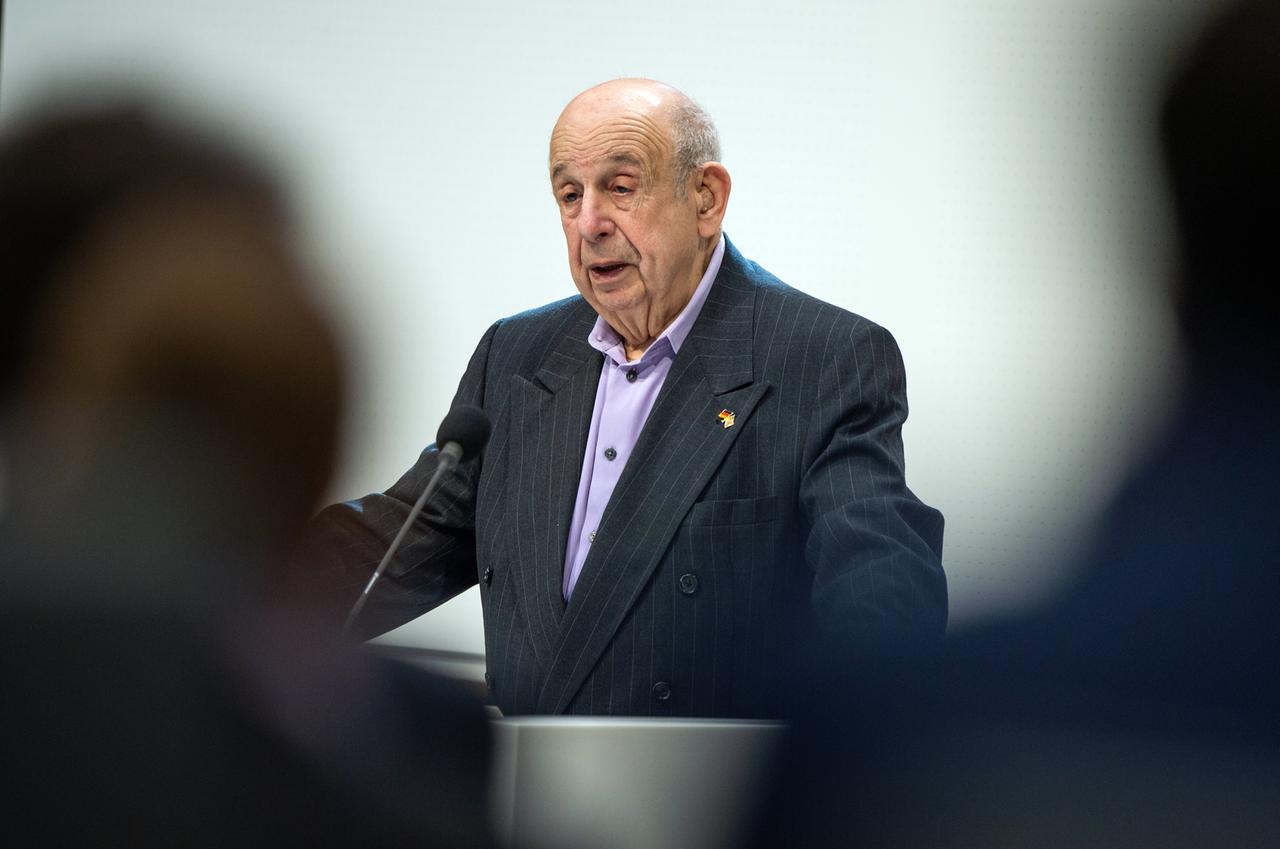 Guy Stern spricht 2019 als Gast im Landtag zu den Abgeordneten. Guy Stern spricht 2019 als Gast im Landtag zu den Abgeordneten.