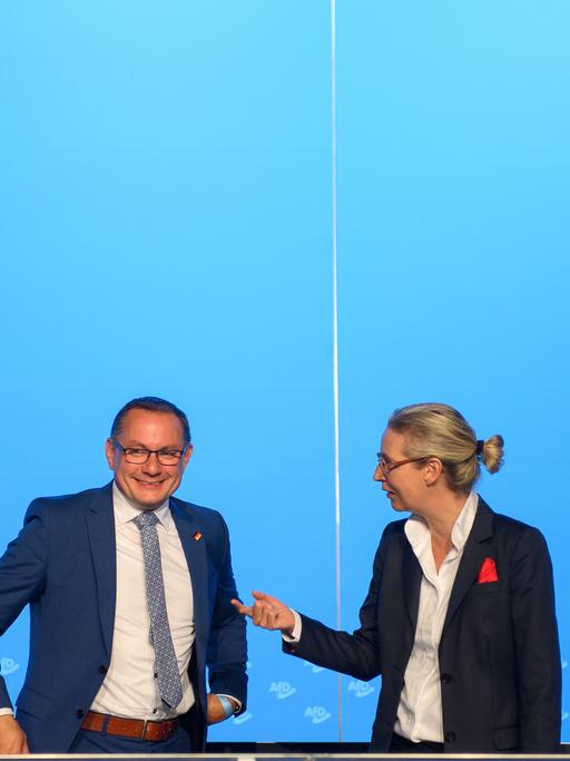 Tino Chrupalla, AfD-Bundesvorsitzender und Vorsitzender der AfD-Bundestagsfraktion und Alice Weidel, AfD-Bundesvorsitzende und Fraktionsvorsitzende der AfD-Bundestagsfraktion, stehen auf der Bühne der AfD-Europawahlversammlung nebeneinander.