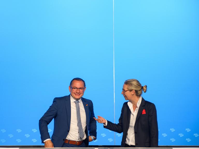 Tino Chrupalla, AfD-Bundesvorsitzender und Vorsitzender der AfD-Bundestagsfraktion und Alice Weidel, AfD-Bundesvorsitzende und Fraktionsvorsitzende der AfD-Bundestagsfraktion, stehen auf der Bühne der AfD-Europawahlversammlung nebeneinander.