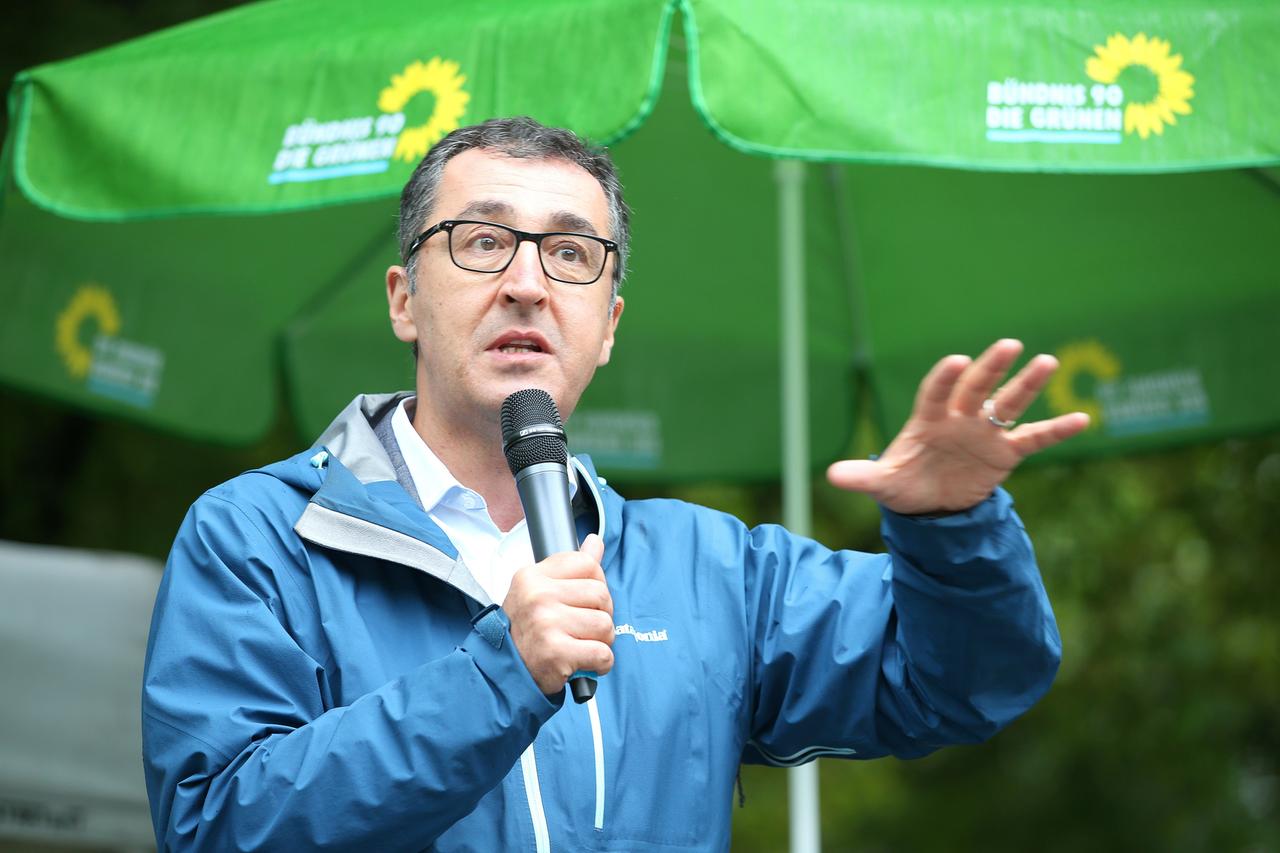 Townhall-Meeting mit Cem Özdemir, moderiert von Till Steffen & Katharina Beck am 17.08.2021 auf dem Else-Rauch-Platz in Eimsbüttel. Townhall-Meeting mit Cem Özdemir, moderiert von Till Steffen & Katharina Beck am 17.08.2021 auf dem Else-Rauch-Platz in Eimsbüttel.