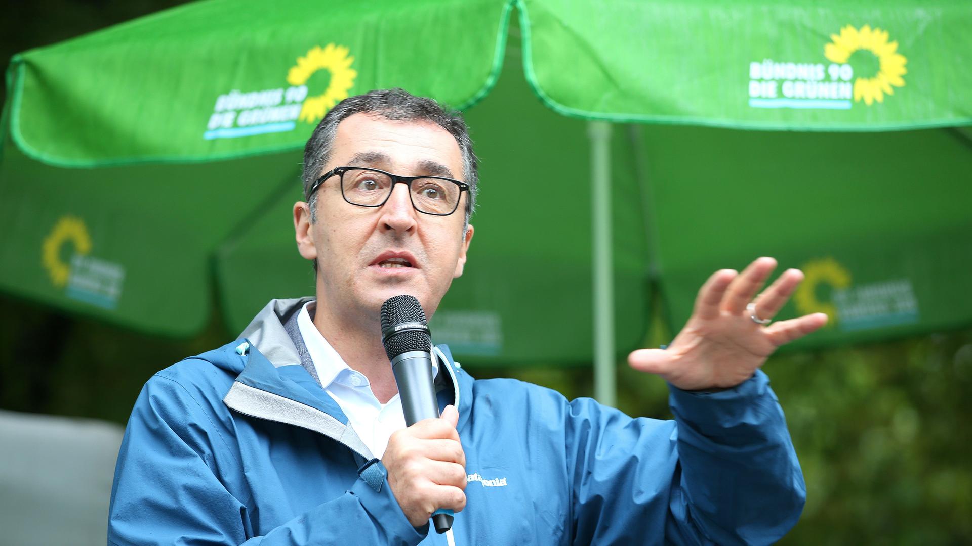 Townhall-Meeting mit Cem Özdemir, moderiert von Till Steffen & Katharina Beck am 17.08.2021 auf dem Else-Rauch-Platz in Eimsbüttel. Townhall-Meeting mit Cem Özdemir, moderiert von Till Steffen & Katharina Beck am 17.08.2021 auf dem Else-Rauch-Platz in Eimsbüttel.