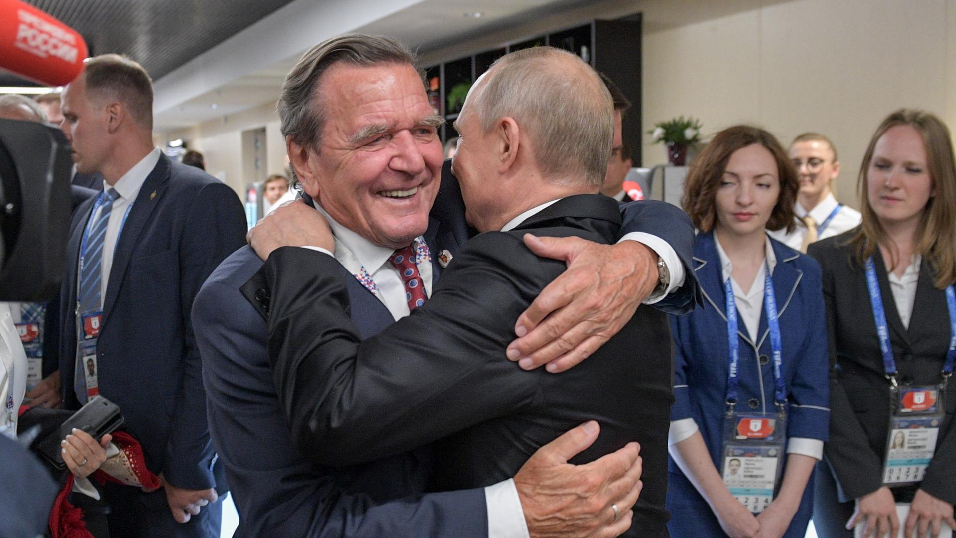 Altkanzler Gerhard Schröder umarmt Russlands Präsident Wladimir Putin (r.) Altkanzler Gerhard Schröder umarmt Russlands Präsident Wladimir Putin (r.)