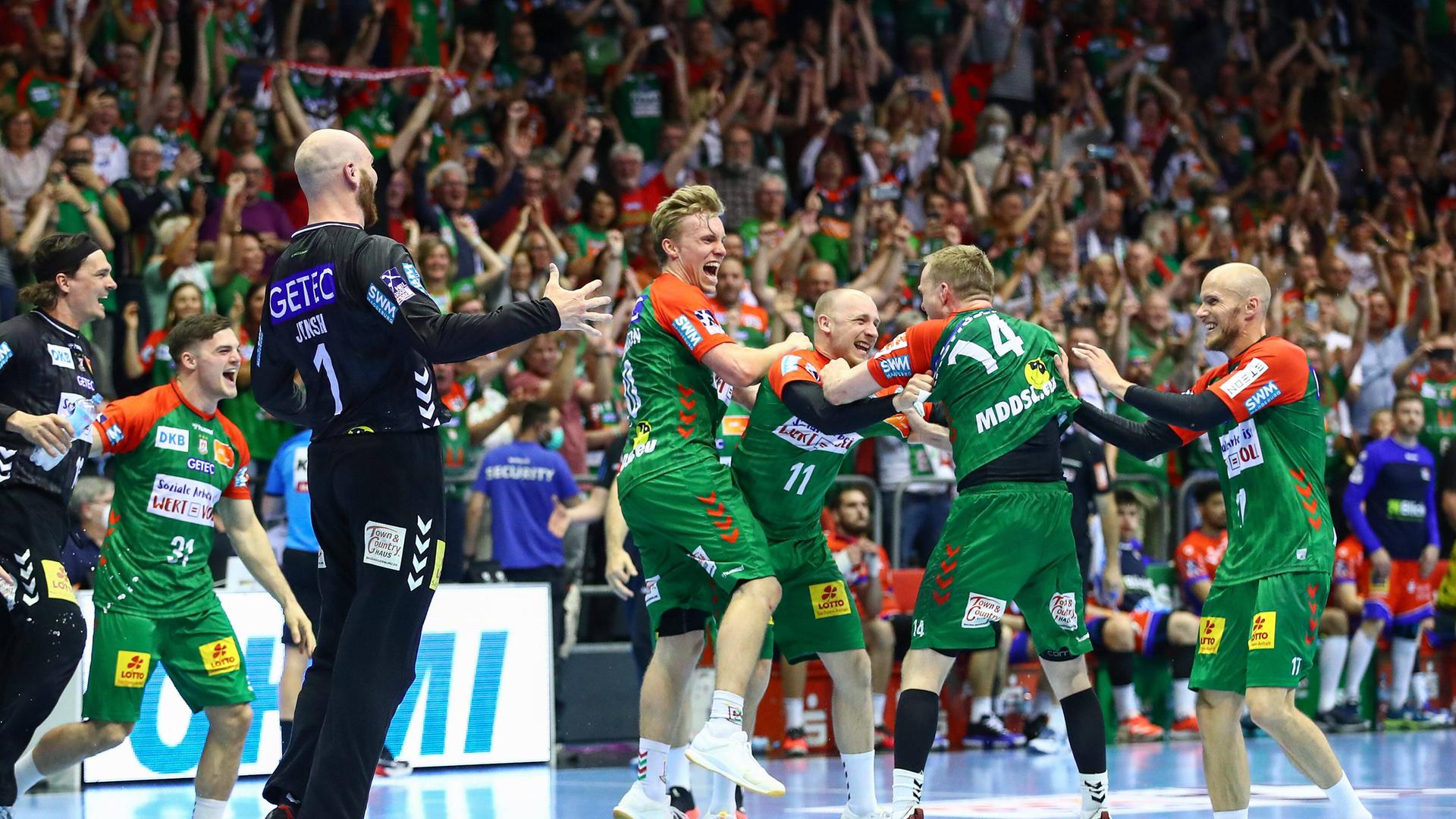 Die Handballer des SC Magdeburg freuen sich über den Gewinn der Deutschen Meisterschaft. Die Handballer des SC Magdeburg freuen sich über den Gewinn der Deutschen Meisterschaft.