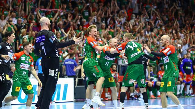 Die Handballer des SC Magdeburg freuen sich über den Gewinn der Deutschen Meisterschaft. 