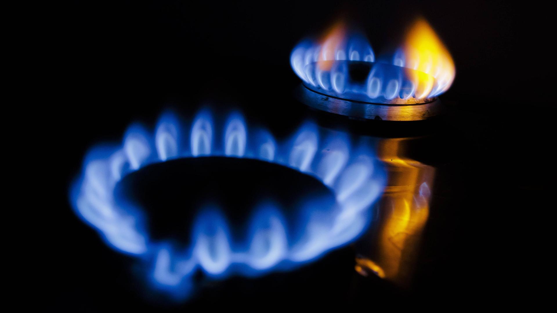 Gasflammen im Dunkeln Gasflammen im Dunkeln