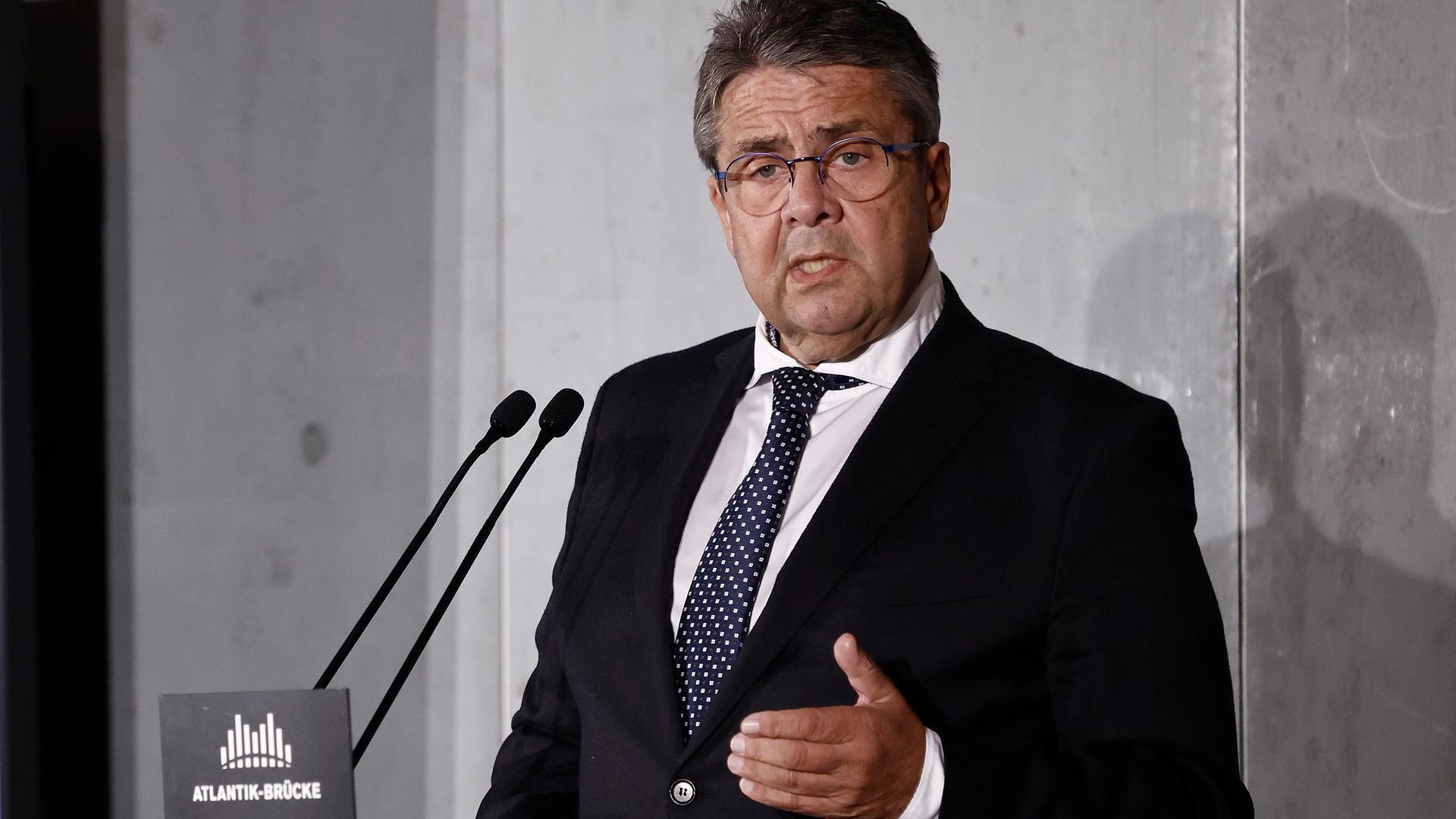 Sigmar Gabriel (SPD), Bundesminister a.D. und Vorsitzender des Vereins Atlantik-Brücke, spricht bei dem Festakt anlässlich des 70. Jahrestages der Gründung des Vereins Atlantik-Brücke in der Orangerie von dem Schloss Charlottenburg. Der Verein dient als Netzwerk in den transatlantischen Beziehungen in Bereichen wie Politik und Wirtschaft. Sigmar Gabriel (SPD), Bundesminister a.D. und Vorsitzender des Vereins Atlantik-Brücke, spricht bei dem Festakt anlässlich des 70. Jahrestages der Gründung des Vereins Atlantik-Brücke in der Orangerie von dem Schloss Charlottenburg. Der Verein dient als Netzwerk in den transatlantischen Beziehungen in Bereichen wie Politik und Wirtschaft.