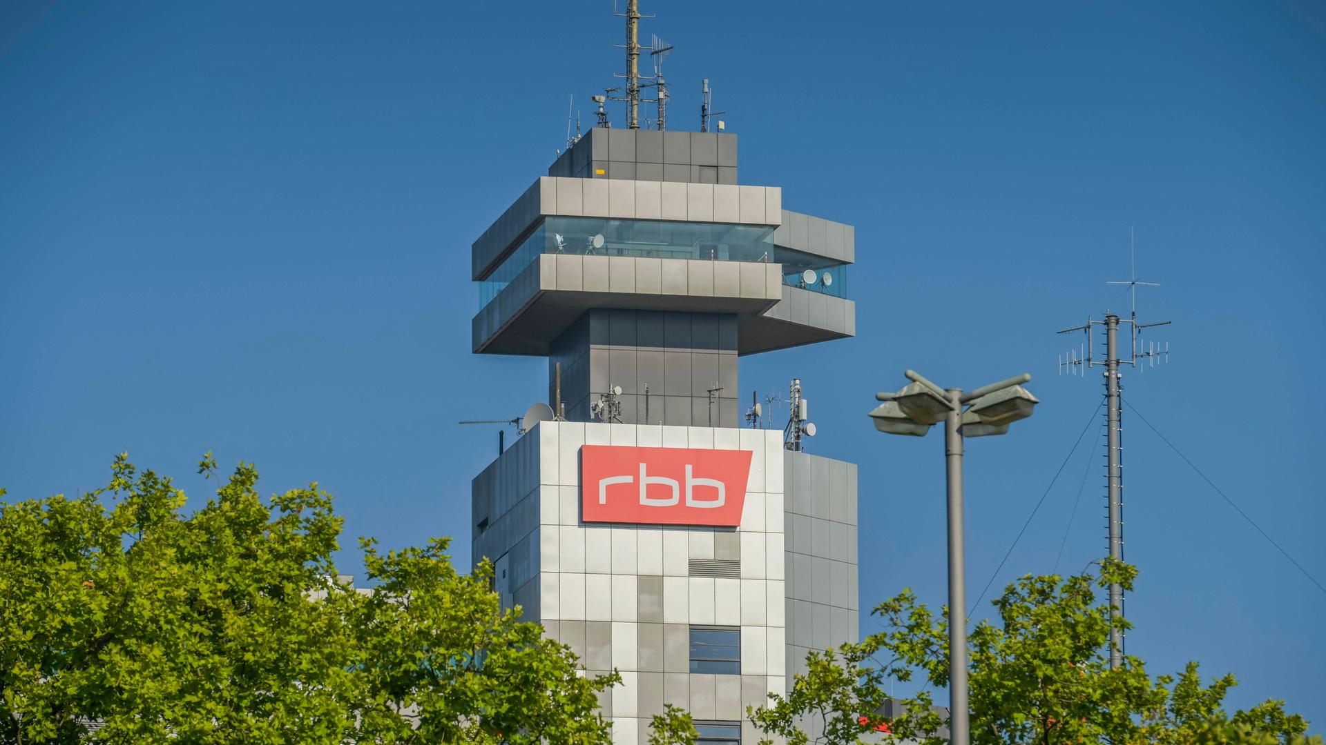 Das Gebäude des Rundfunks Brandenburg-Berlin mit rotem Logo. Das Gebäude des Rundfunks Brandenburg-Berlin mit rotem Logo.