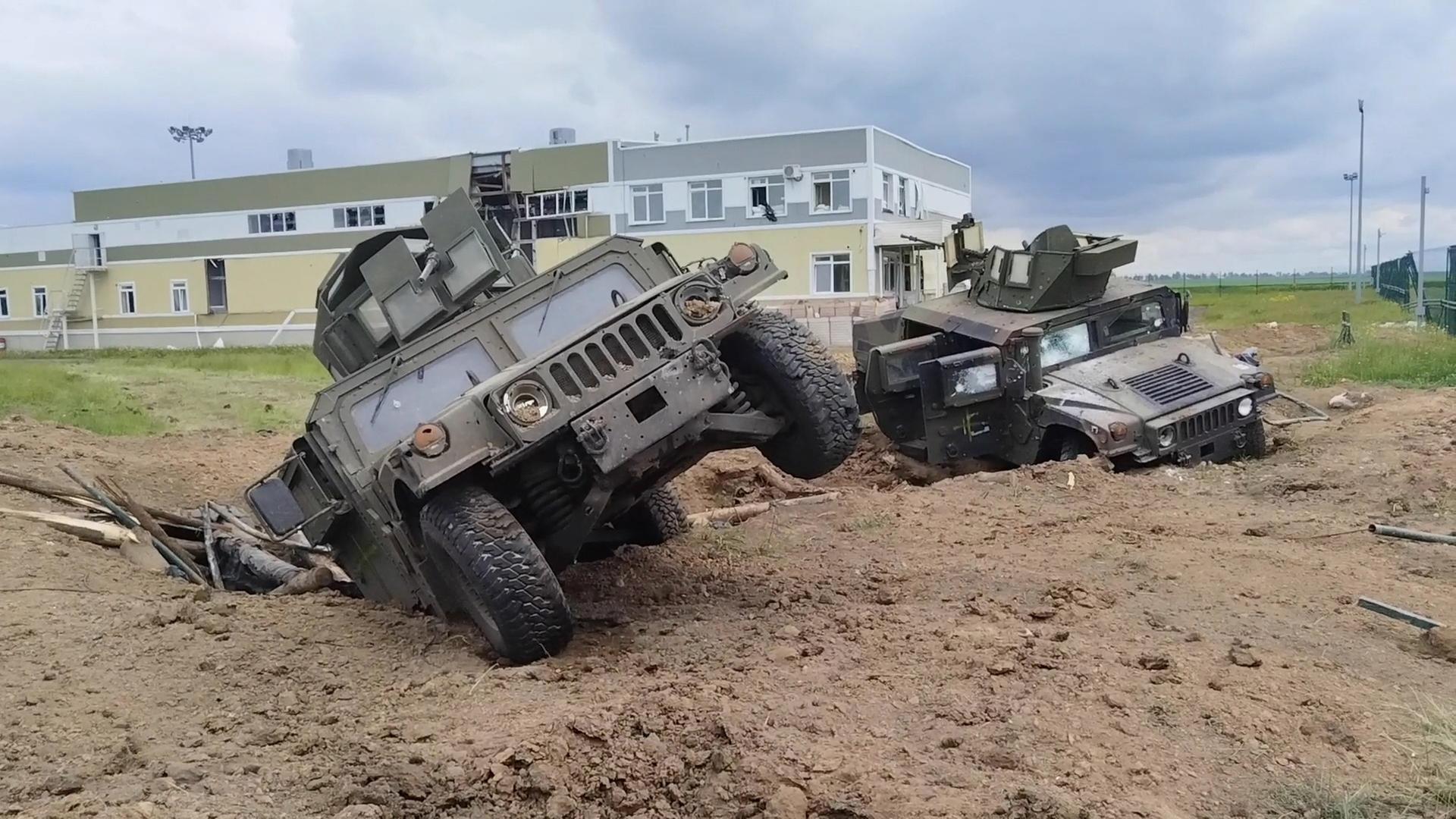 Gepanzerte ukrainische Militärfahrzeuge, die in einem Krater in der Erde feststecken, Ukraine, Belgorod, 23. Mai 2023.