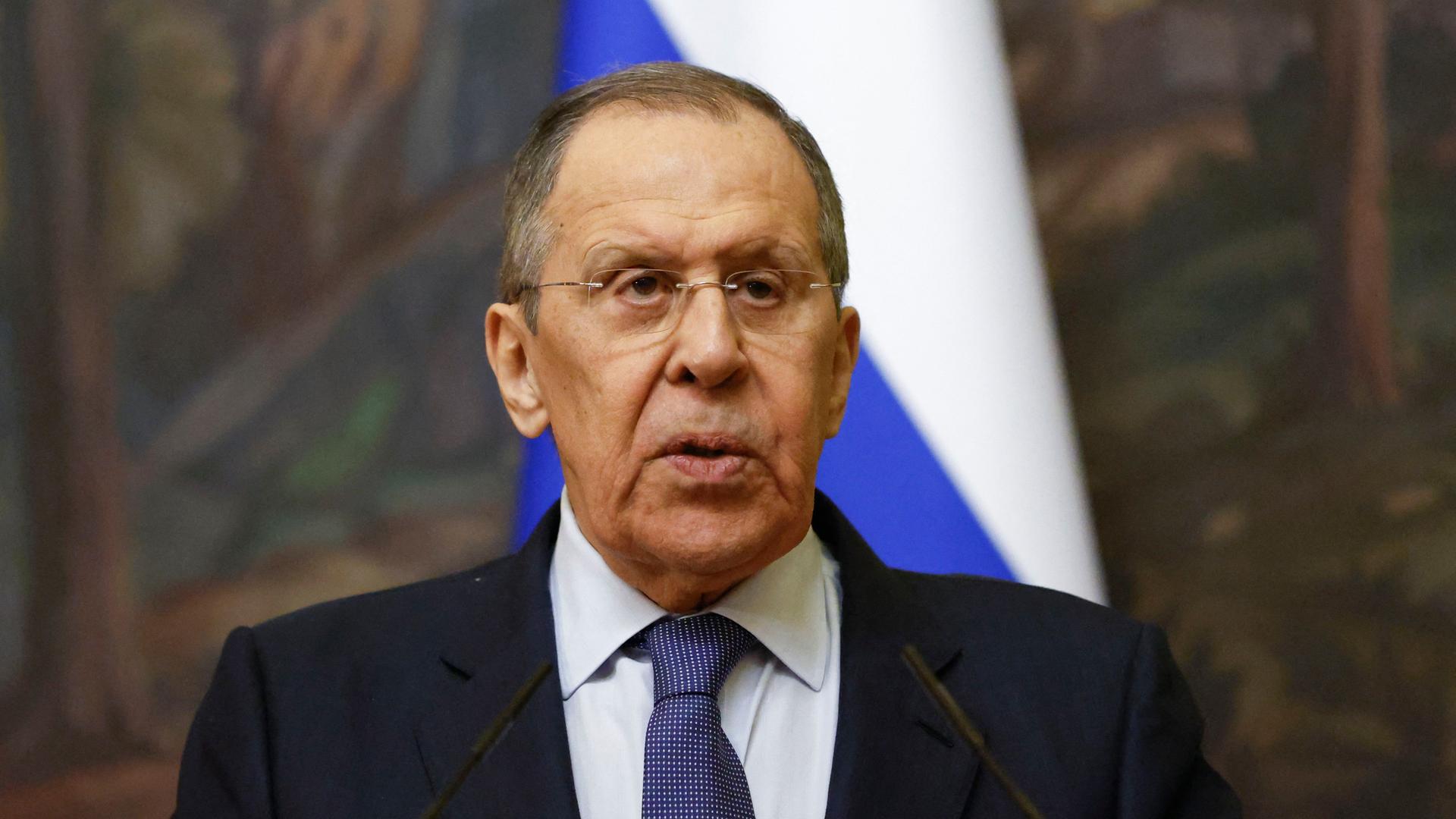 Der russische Außenminister Sergei Lawrow spricht bei einer Pressekonferenz. Der russische Außenminister Sergei Lawrow spricht bei einer Pressekonferenz.