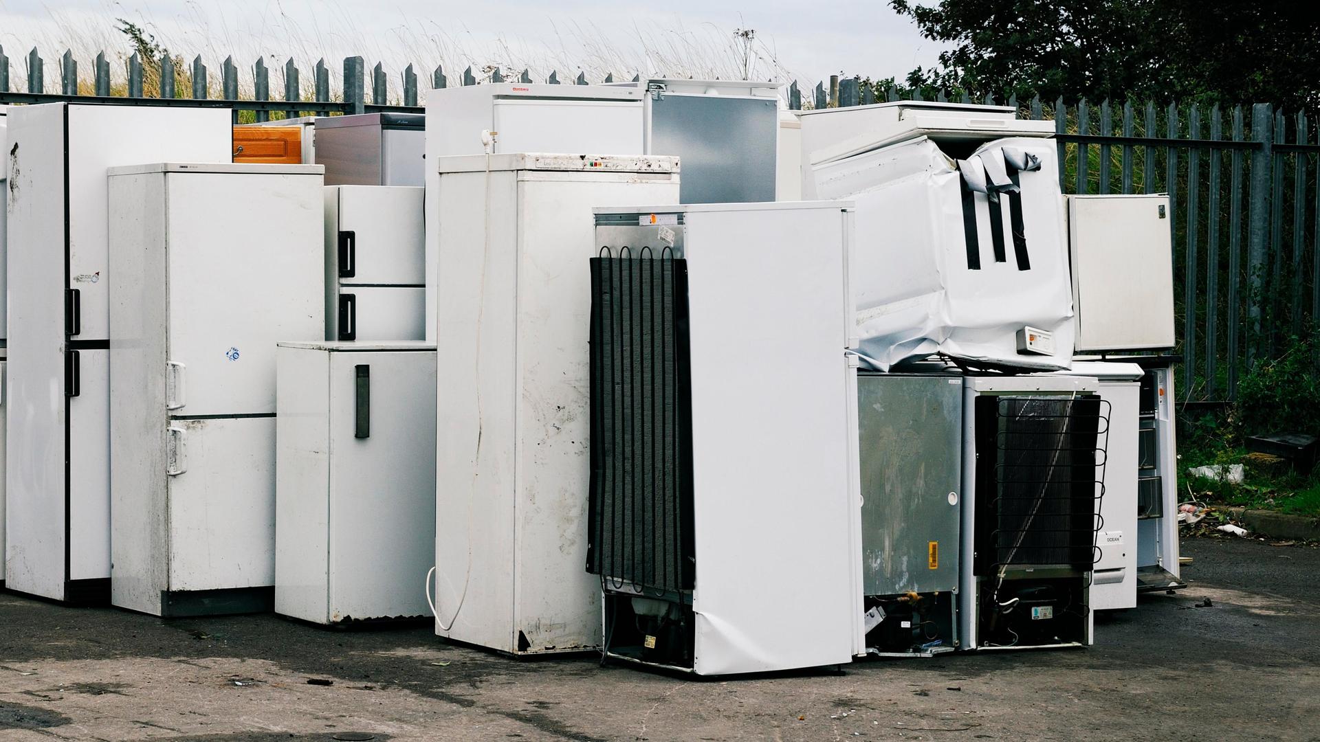 Abgestellte Kühl-und Gefrierschränke in einer Recycling-Anlage. Abgestellte Kühl-und Gefrierschränke in einer Recycling-Anlage.