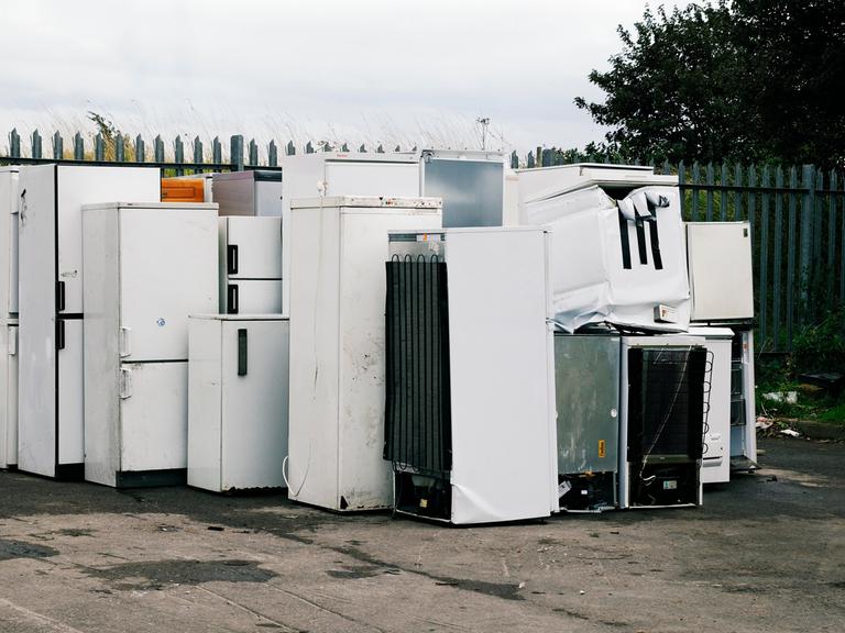 Abgestellte Kühl-und Gefrierschränke in einer Recycling-Anlage. 