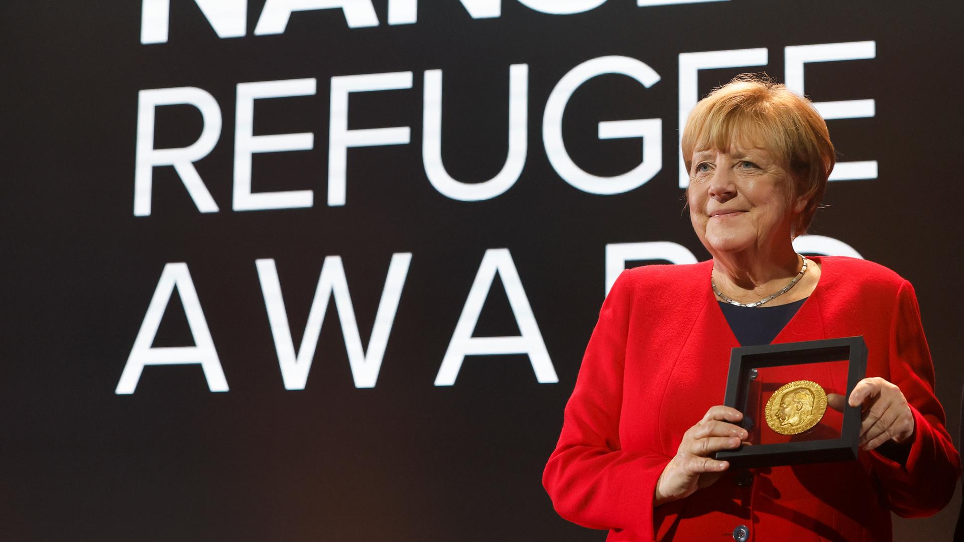 Merkel hält den Preis in ihrer Hand. Merkel hält den Preis in ihrer Hand.