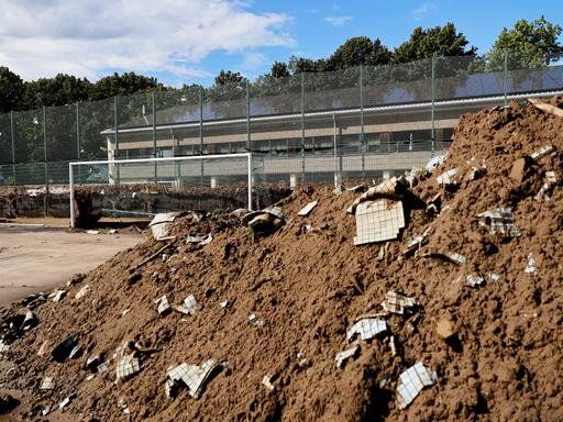 Flutschäden an einem Fußballplatz in Bad Neuenahr-Ahrweiler