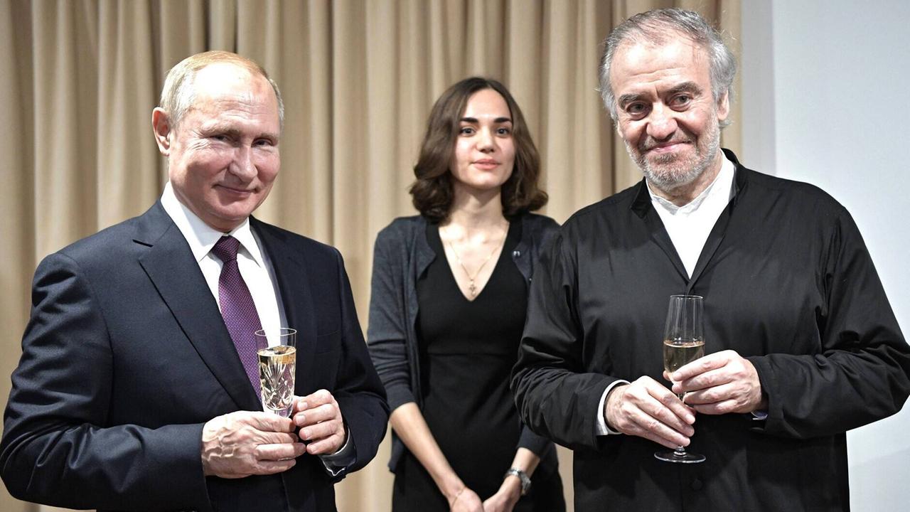 Dirigent Waleri Gergijew mit Wladimir Putin bei einer Veranstatung im November 2019. Foto: imago Dirigent Waleri Gergijew mit Wladimir Putin bei einer Veranstatung im November 2019. Foto: imago