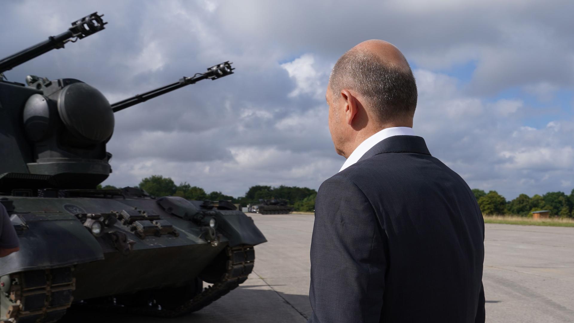 Bundeskanzler Olaf Scholz (SPD) vor einem Gepard Panzer beim Ausbildungsprogramm für ukrainische Soldaten auf dem Truppenübungsplatz Putlos in Schleswig-Holstein
