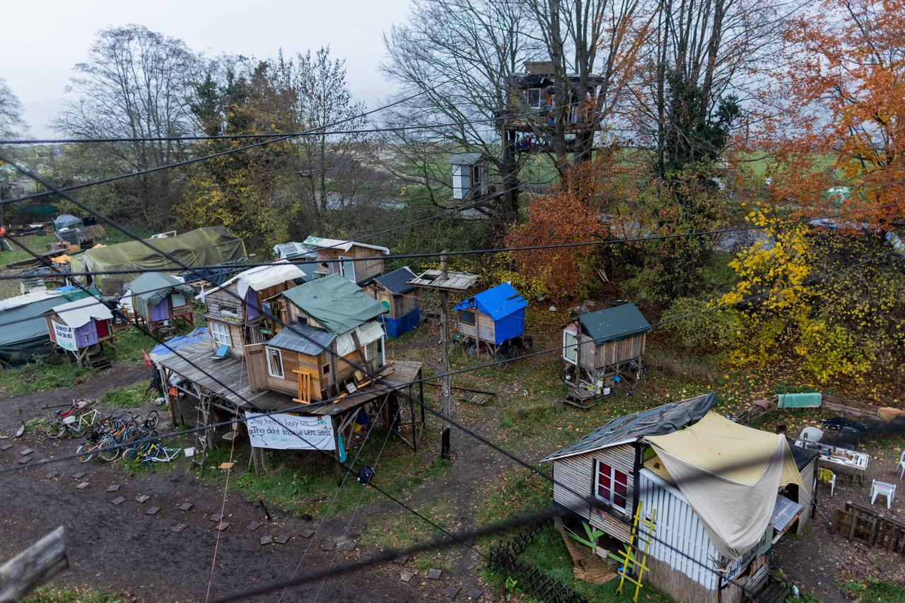Holzhäuser sind im Protestcamp von Umweltaktivisten zu sehen. Holzhäuser sind im Protestcamp von Umweltaktivisten zu sehen.