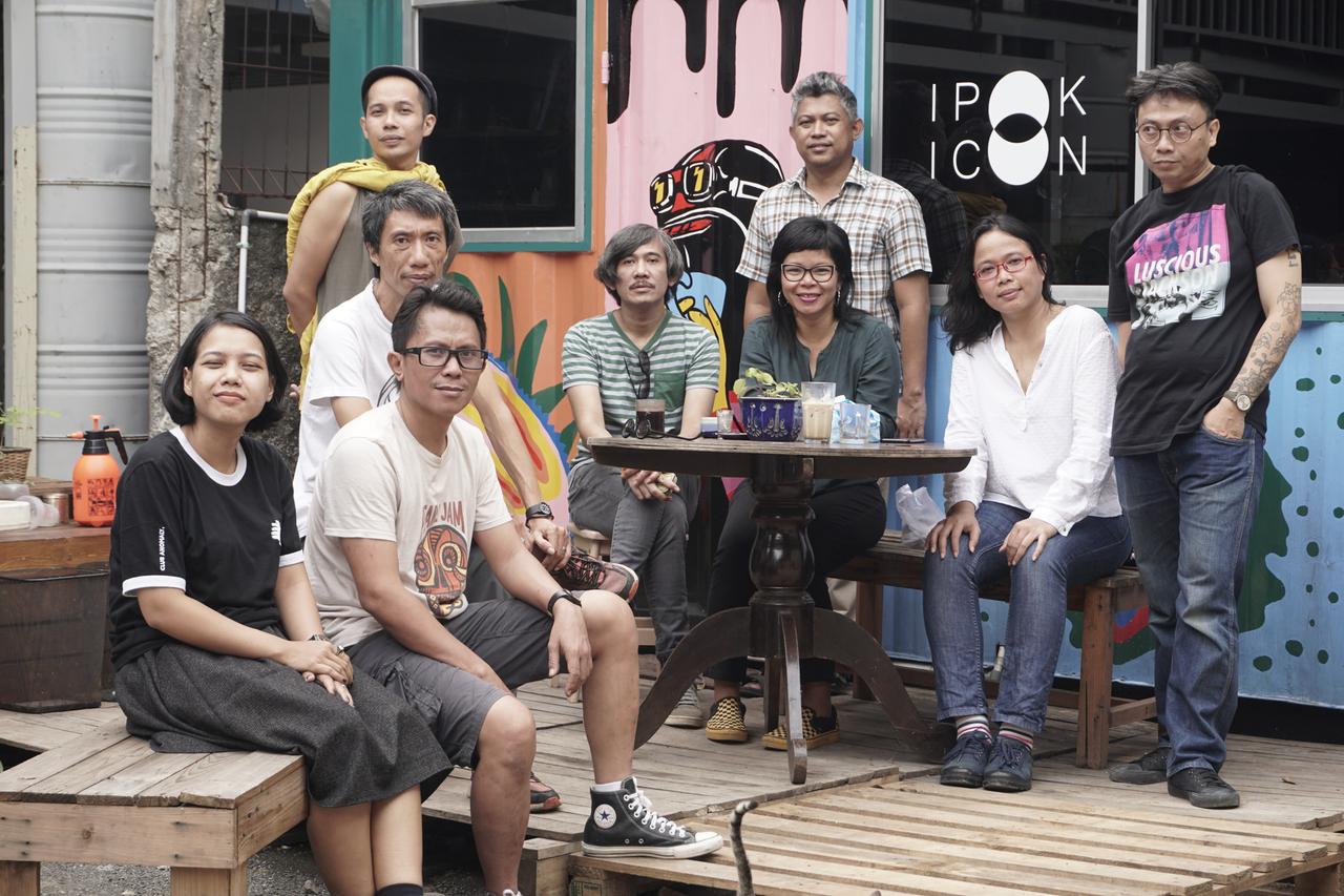 Mitglieder des künstlerischen Teams der documenta fifteen. "ruangrupa": von links nach rechts: Ajeng Nurul Aini, Farid Rakun, Iswanto Hartono, Mirwan Andan, Indra Ameng, Daniella Fitria Praptono, Ade Darmawan, Julia Sarisetiati, Reza Afisina, 2019. Mitglieder des künstlerischen Teams der documenta fifteen. "ruangrupa": von links nach rechts: Ajeng Nurul Aini, Farid Rakun, Iswanto Hartono, Mirwan Andan, Indra Ameng, Daniella Fitria Praptono, Ade Darmawan, Julia Sarisetiati, Reza Afisina, 2019.