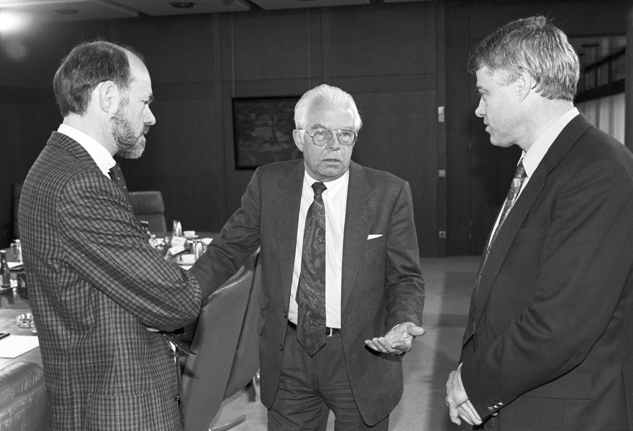 Der Bundesminister und Parteivorsitzende der Deutschen Sozialen Union (DSU), Hansjoachim Walther (r), im Gespräch mit den Staatssekretären Hans Neusel (M) und Norbert Lammert (l) kurz vor einer Sitzung des Bundeskabinetts am 18.10.1990 in Bonn. Der Bundesminister und Parteivorsitzende der Deutschen Sozialen Union (DSU), Hansjoachim Walther (r), im Gespräch mit den Staatssekretären Hans Neusel (M) und Norbert Lammert (l) kurz vor einer Sitzung des Bundeskabinetts am 18.10.1990 in Bonn.