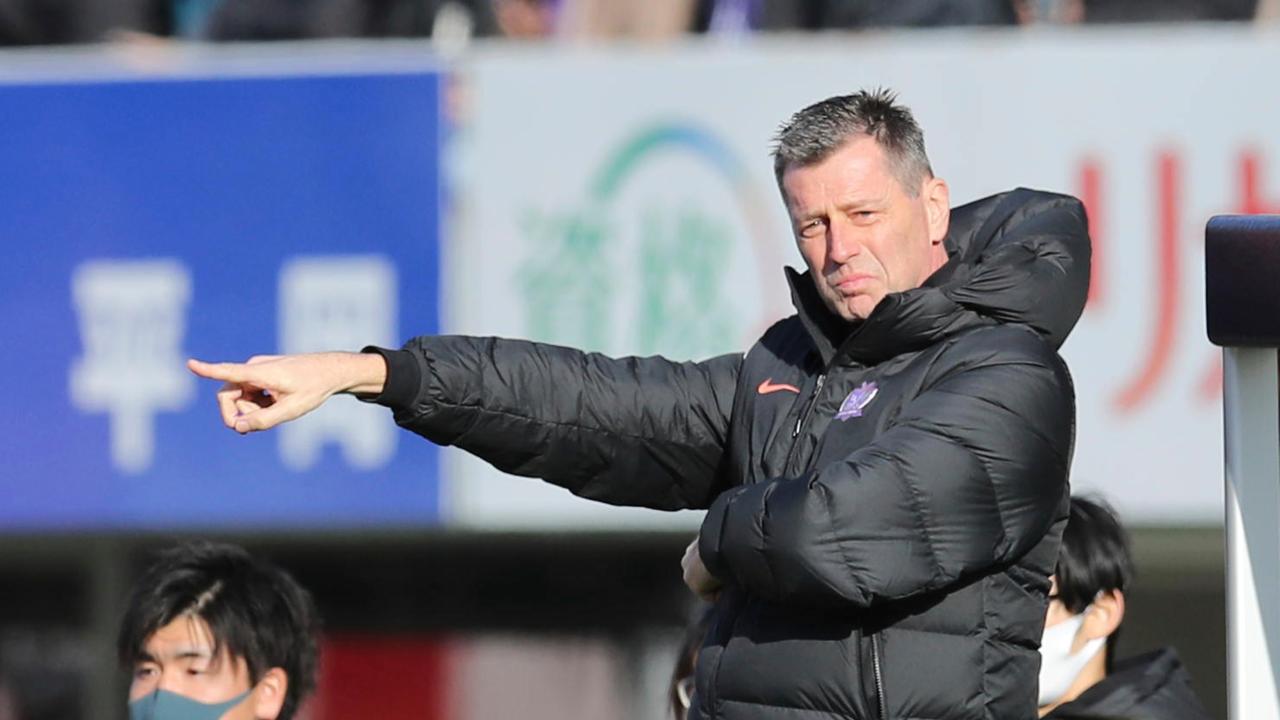 Michael Skibbe als Trainer in Japan bei Sanfrecce Hiroshima an der Seitenlinie. 