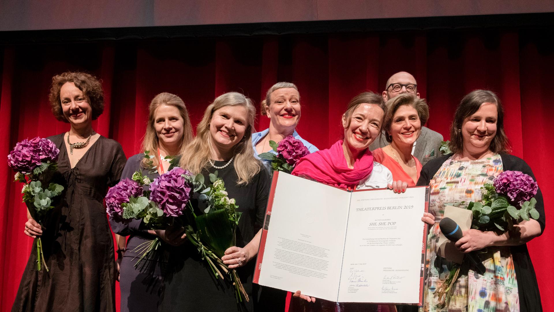 Die Mitglieder des Bühnenkollektivs "She She Pop" zeigen nach der Verleihung des Berliner Theaterpreises 2019 ihre Urkunde. Die Mitglieder des Bühnenkollektivs "She She Pop" zeigen nach der Verleihung des Berliner Theaterpreises 2019 ihre Urkunde.