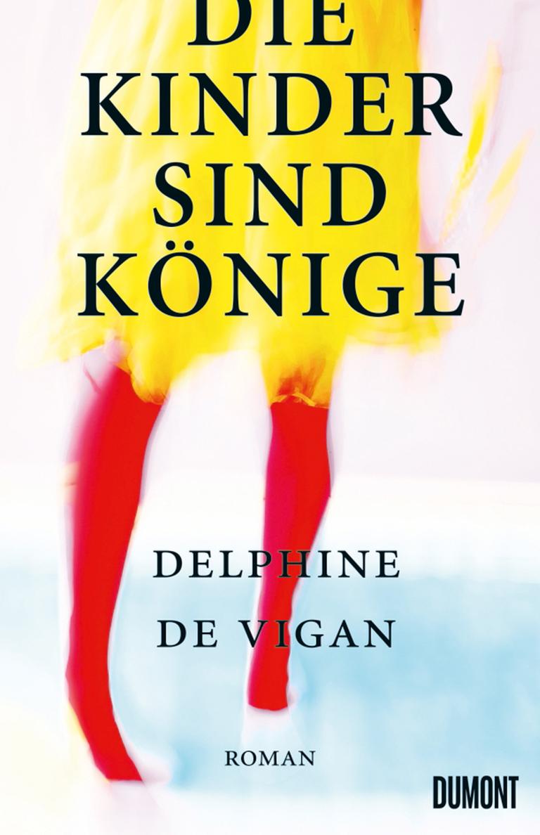 Cover des Kriminalromans "Die Kinder sind Könige" von Delphine de Vigan. Es zeigt eine verfremdete Illustration einer Person, deren untere Körperhälfte zu sehen ist: Unter einem gelben Rock sind rote Beine zu sehen, die über einen hellblauen Boden laufen. 