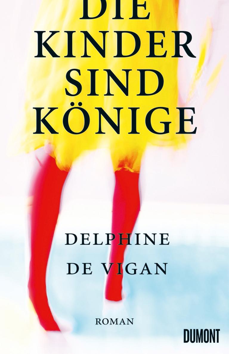 Cover des Kriminalromans "Die Kinder sind Könige" von Delphine de Vigan. Es zeigt eine verfremdete Illustration einer Person, deren untere Körperhälfte zu sehen ist: Unter einem gelben Rock sind rote Beine zu sehen, die über einen hellblauen Boden laufen. Cover des Kriminalromans "Die Kinder sind Könige" von Delphine de Vigan. Es zeigt eine verfremdete Illustration einer Person, deren untere Körperhälfte zu sehen ist: Unter einem gelben Rock sind rote Beine zu sehen, die über einen hellblauen Boden laufen.