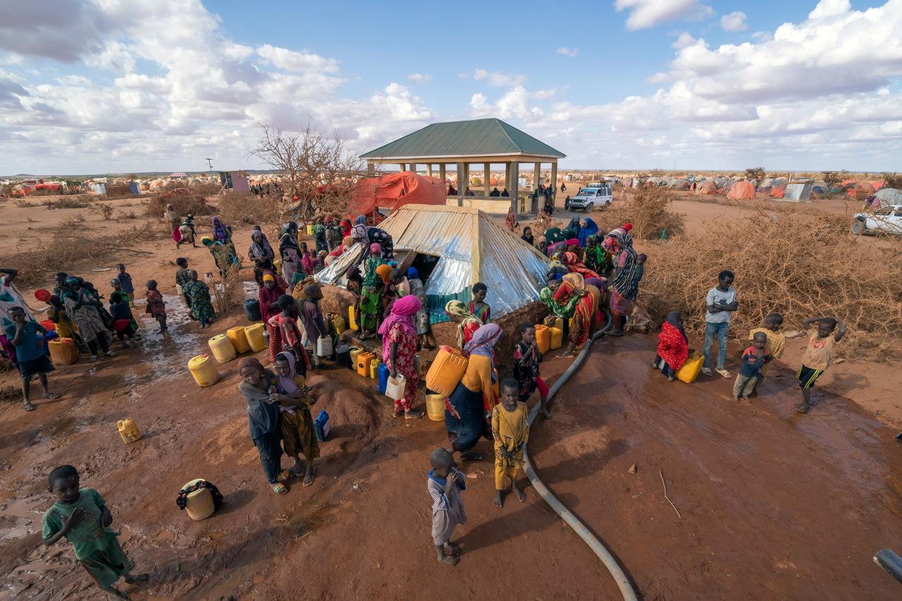 Menschen drängen sich um eine Wasserstelle in einem Flüchtlings-Camp vor Dollow in Somalia Menschen drängen sich um eine Wasserstelle in einem Flüchtlings-Camp vor Dollow in Somalia