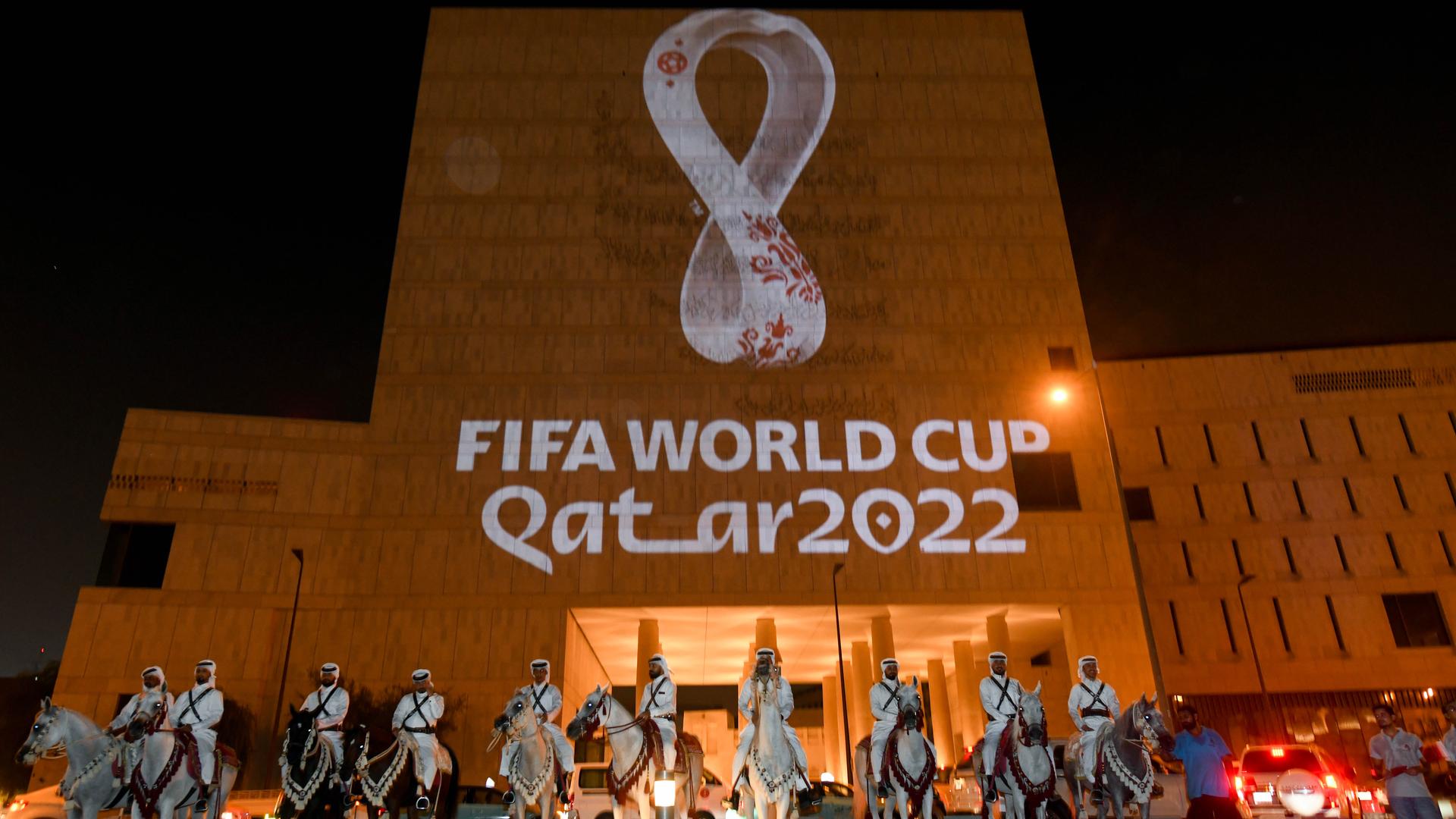 Das Logo von der Fußball-Welt-Meisterschaft 2022 in Katar wird an eine Haus-Wand projiziert. Das Logo von der Fußball-Welt-Meisterschaft 2022 in Katar wird an eine Haus-Wand projiziert.
