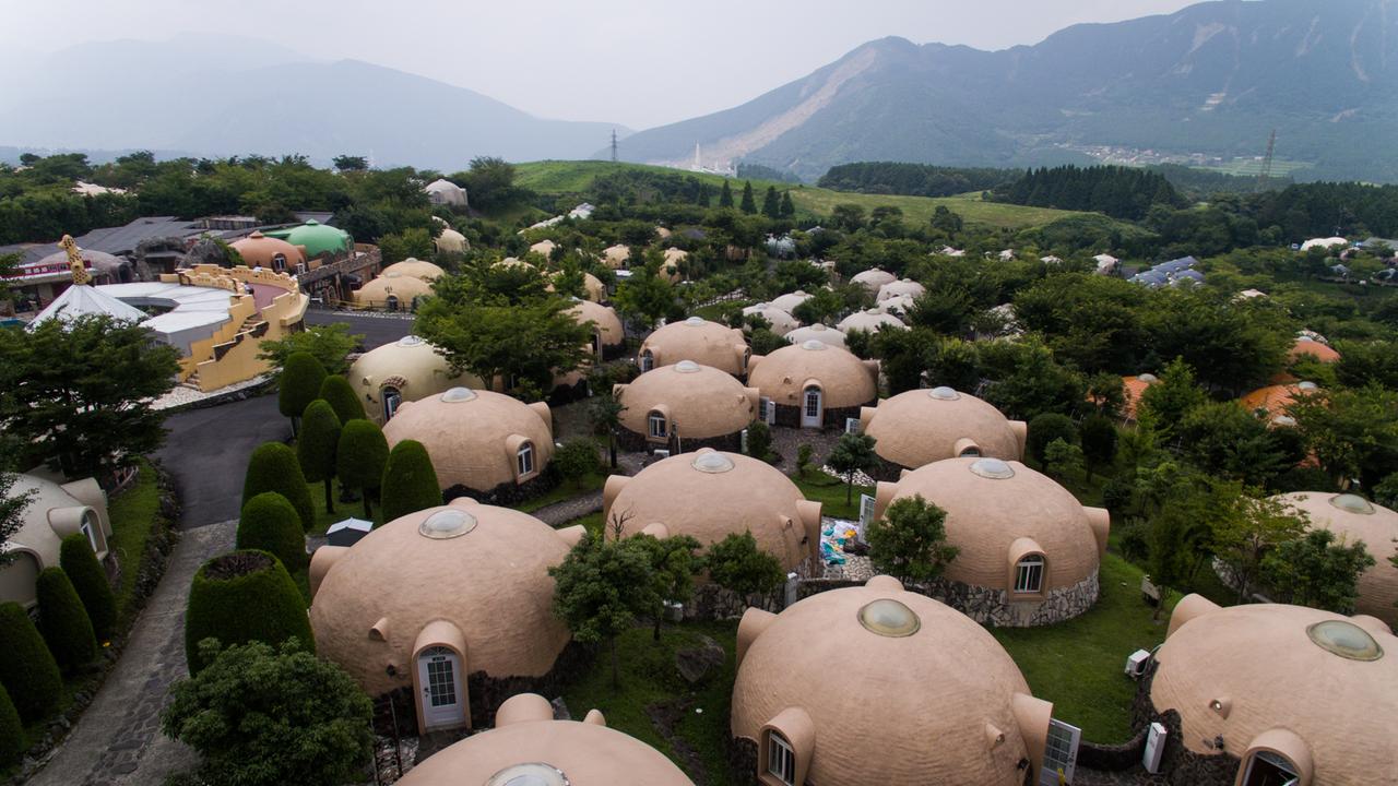 Luftaufnahme von erdbebensicheren Kuppelhäusern in Aso Farm Land in der japanischen Präfektur Kumamoto.

